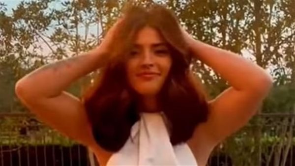 أمام المعازيم.. تصرف غريب من عروس في شعرها يوم الزفاف | فيديو 