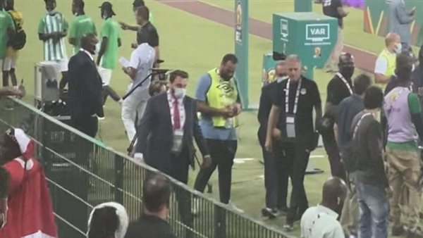 تعالى درب انت..مشادة بين كيروش وأحد الجماهير المصرية بعد الهزيمة أمام نيجيريا