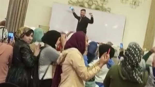 أثناء درس خصوصي..الأمن يكشف ملابسات فيديو مدرس الرقص والغناء مع بعض الطلبة 