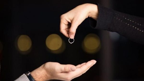 الإفتاء تجيب..رجل طلق زوجته على الورق فقط دون التلفظ به ويرغب في ردها فما الحكم؟