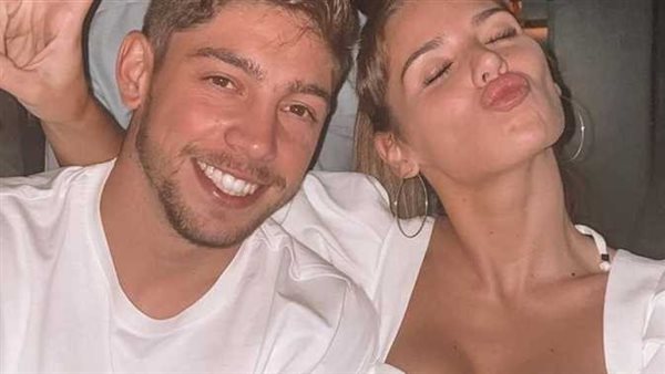 احتفال جنوني.. زوجة نجم ريال مدريد تخلع قميصها بعد هدفه في برشلونة | فيديو