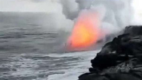  تسبب في موجات تسونامي.. مشاهد مرعبة ترصد لحظة ثورة بركان تونغا | فيديو