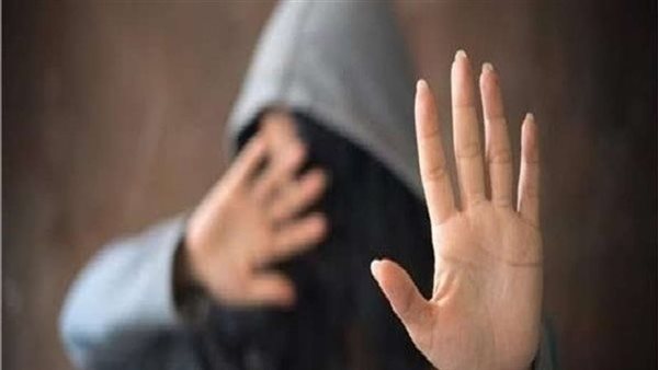 عاكسها وضربها هي وامها..تفاصيل صادمة جديدة في واقعة سحل فتاة يتيمة بالشارع على يد بلطجي 