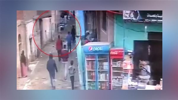 لقطات مؤلمة..فيديو صادم لسحل فتاة يتيمة بالشارع على يد بلطجي في الصف | شاهد