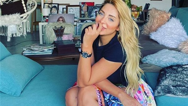 «تعالى أدلعك قولي إيه هيمنعك»..مي حلمي تثير الجدل بجلسة تصوير وكلمات جريئة | شاهد