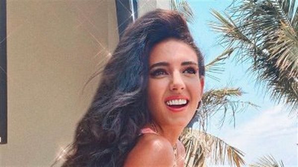 سيارة فارهة وخاتم ألماس وممر ورود..خطوبة أسطورية لـ هادية غالب | فيديو