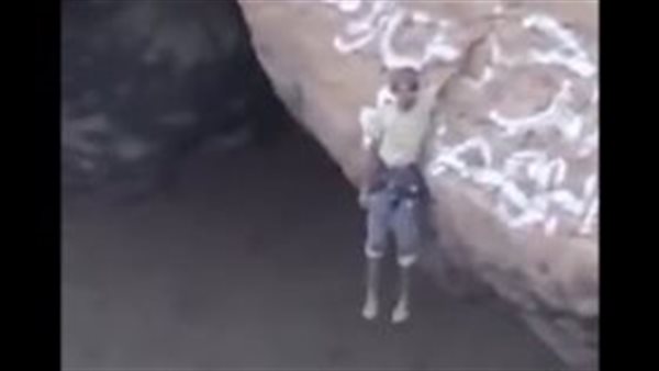 مشهد يحبس الأنفاس.. شاب عربي يلامس قاع فوهة بركان بقدمه | فيديو