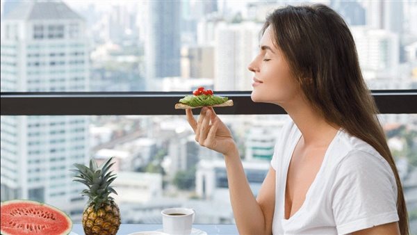 إذا أردت ألا تعاني من زيادة الوزن.. تناول وجبتك الرئيسية في هذا الوقت كل يوم 