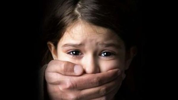  ولي أمر يشكو إصابة بابنته بالتهابات.. مفاجآت جديدة في نص التحقيقات بقضية اتهام عامل أسانسير بهتك عرض 5 أطفال