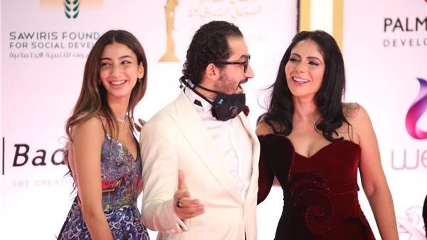 بعد أزمة مشهد أصحاب ولا أعز.. كيف تعيش أسرة أحمد حلمي ومنى زكي ؟