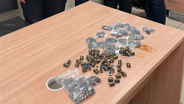 تفاصيل مثيرة..ضبط 3950 كارت ذاكرة في مناطق حساسة بجسد راكبة بمطار القاهرة | شاهد