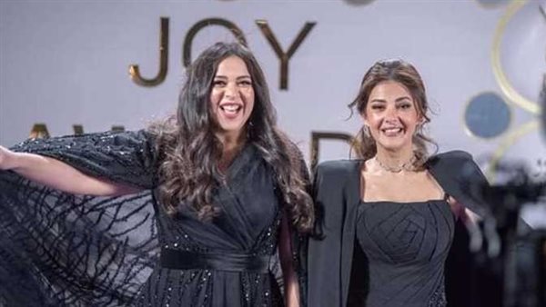 نسينا هنقول إيه.. انهيار دنيا وإيمي سمير غانم لحظة تسلم تكريم والديهما في حفل صناع الترفيه | فيديو