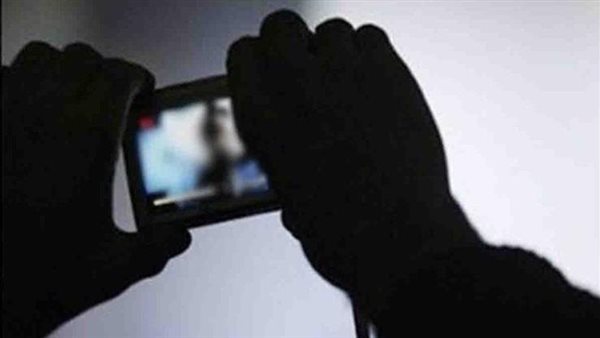 يا الدفع يا الفضيحة.. النيابة تحقق في قضية ابتزاز «قاصر» لطبيب بفيديو فاضح