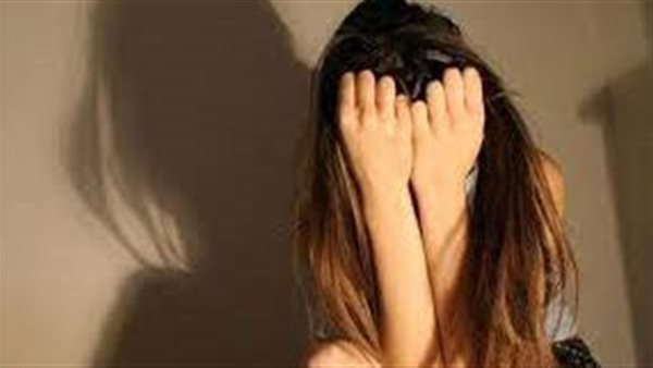 لارغامها على إقامة علاقة.. تفاصيل مثيرة في التحقيق مع 3 متهمين بتصوير طالبة عارية