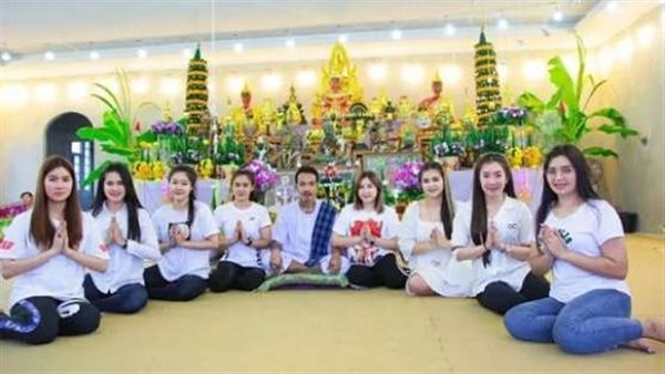 مفيش مشاكل بينهم.. شاب متزوج من 8 نساء تحت سقف منزل واحد