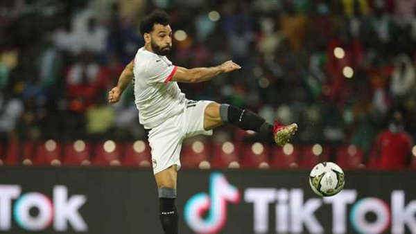 صلاح مستني دوره في البرميل.. تامر أمين يسخر من صورة استشفاء لاعبي المنتخب