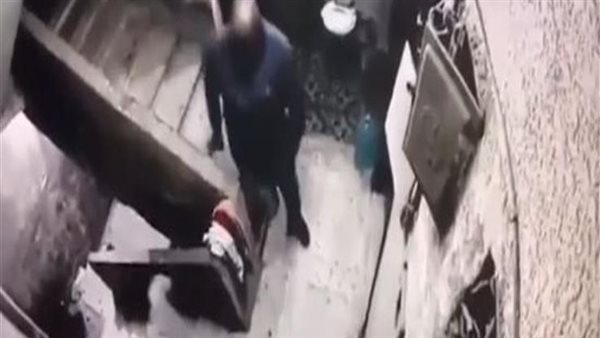 استدرجها لمساعدته في صعود السلم.. فيديو صادم يكشف تفاصيل تحرش سائق بطفلة العجوزة | شاهد