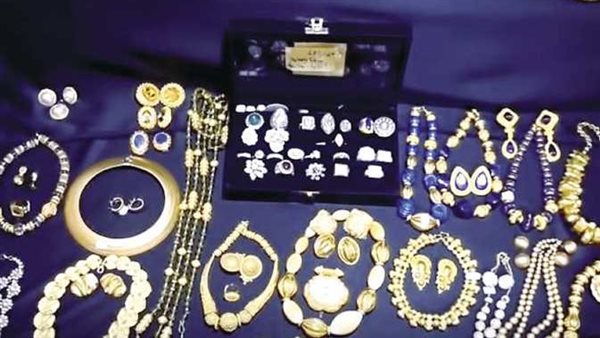 1384 قطعة أثرية..أول تحرك قضائي عاجل من النائب العام ضد حائز شقة الزمالك وزوجته | شاهد