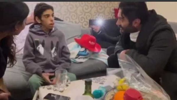 استجاب لنداء والدته..تامر حسني يفاجئ طفل مريض بالذهاب إلى منزله | فيديو
