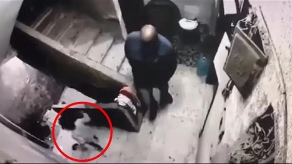 لقطات مثيرة..فيديو جديد يوثق جريمة تحرش سائق بـ طفلة العجوزة | شاهد