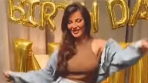 رقصة مثيرة.. هكذا احتفلت نادين نسيب نجيم بعيد ميلادها الـ38 مبكرًا | فيديو