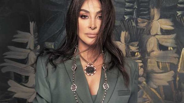 مقهورة من غدر البشر.. إليسا تبكي وتقطع غناءها «يا مرايتي» خلال حفلها | فيديو