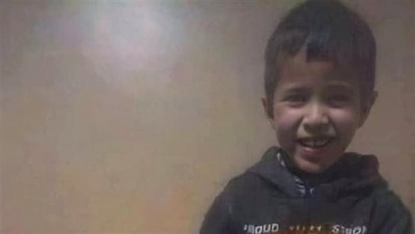 ولا في الخيال..حكاية الكلب الأسود المرابط بجوار قبر الطفل ريان | فيديو