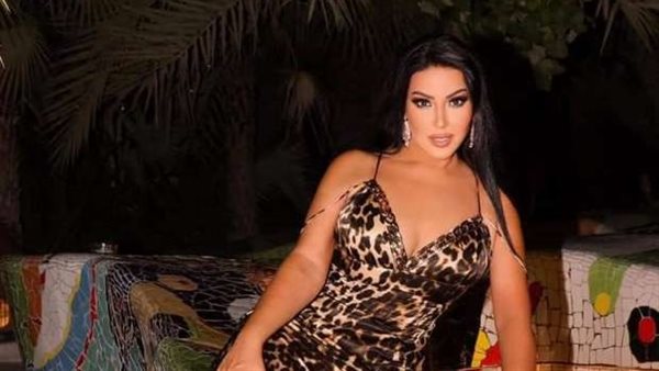 فتاة المدينة.. إطلالة شتوية جريئة لـ سمية الخشاب على السلم | شاهد