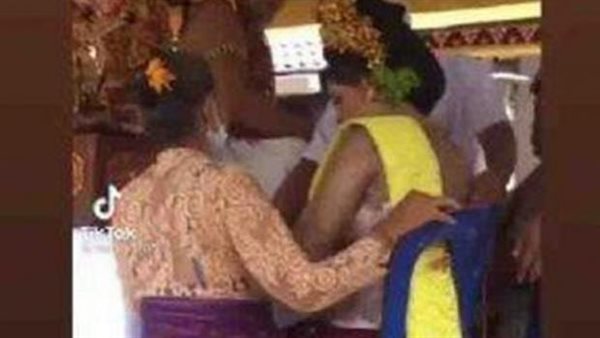 اتجوزت خنجر..عروس حامل تتعرض لموقف محرج قبل زفافها