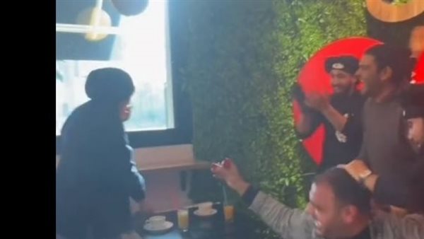 «اتضرب علقة بسببها».. عرض زواج غريب من شاب لفتاة داخل مطعم | فيديو