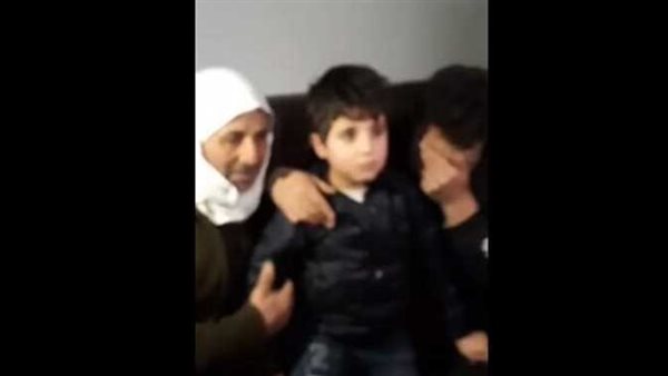 بالبكاء.. لحظة وصول الطفل السوري فواز قطيفان واستقباله من قبل أهله | فيديو