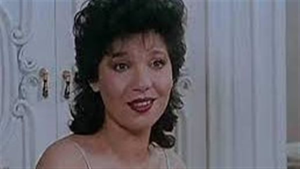 ضربها محرم فؤاد وتعيش قصة حب عبر الشات..رجال في حياة عايدة رياض 