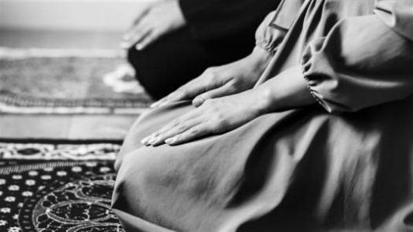 الإفتاء تحسم الجدل.. حكم أداء الصلوات الخمس في وقت واحد بسبب العمل | فيديو