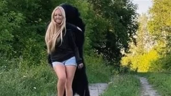 الجميلة والوحش تتحول إلى واقع.. فتاة تعتزل البشر وتعيش مع دب | فيديو