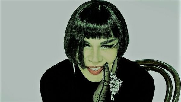 لازم تتحاكم..مغنية شهيرة تهين «آدم وحواء» وتشعل غضب رواد مواقع التواصل