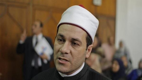 مظهر شاهين يجيب..هل القُبلات في الأفلام حرام؟