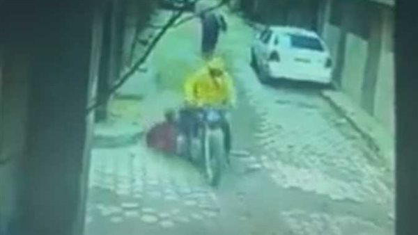 سحلها بطول الشارع..لقطات صادمة لمحاولة لص سرقة فتاة المعصرة | فيديو