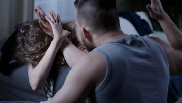 رفضت معاشرته قبل صلاة الجمعة.. زوجة تروي معاناتها مع زوجها بعد 60 غرزة بالرأس