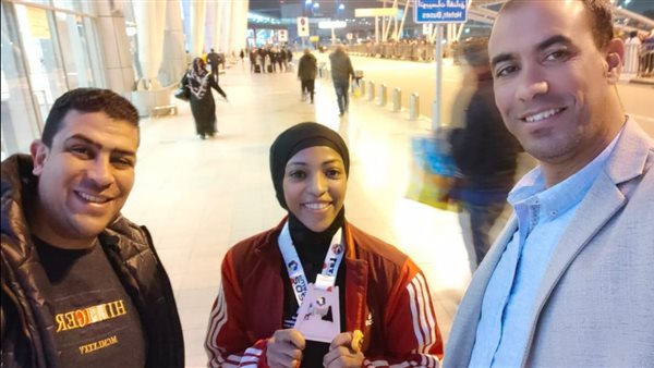 وفد من اتحاد الشباب العربي يستقبل احلام حمدي الحائزة علي الميدالية البرونزيه بالدوري العالمي بالفجيره