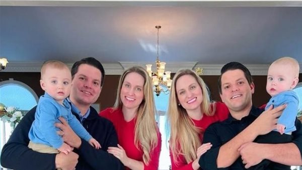 أغرب عائلة على الكوكب.. 4 توائم اتجوزوا بعض وأنجبوا ولدين في نفس اللحظة | شاهد