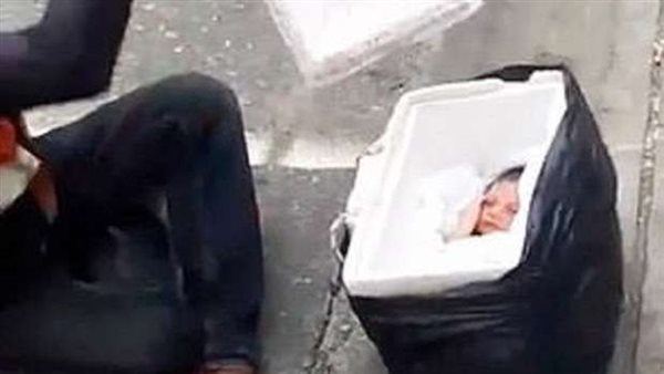 رموه بلا رحمة.. كاميرات المراقبة تكشف لغز العثور على طفل بالحبل السري في القمامة