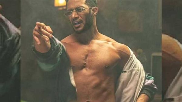 «عيار 24».. محمد رمضان يغسل أسنانه بمعجون ذهب | فيديو