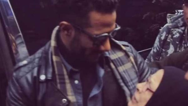 أجمل دعوة..سيدة تبكي وتحتضن محمد رمضان في الإسكندرية وهذا رد فعله | فيديو