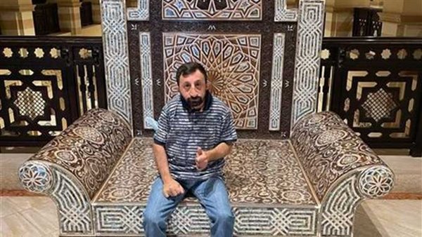 كوكسال بابا في القاهرة.. موقف مفاجئ من «ملك الكوميكسات» فور وصوله الفندق | فيديو