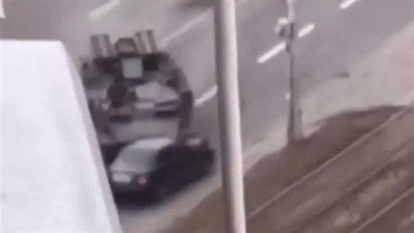 مشهد مروع.. دبابة روسية تسحق سيارة مدنية أوكرانية ونجاة صاحبها بأعجوبة | فيديو