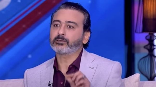 قتل وإدمان وسجن.. سبب بكاء أحمد عزمي على الهواء 