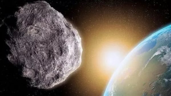 خطر محتمل.. كويكب هائل بحجم ناطحة سحاب يقترب من الأرض