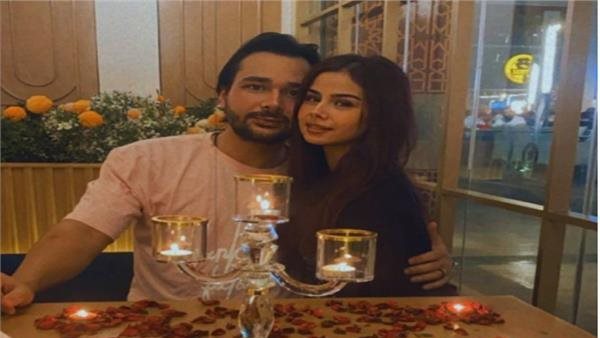 مشاهد جريئة وقبلات وخناقات..سر انفصال منة عرفة ومحمود المهدي