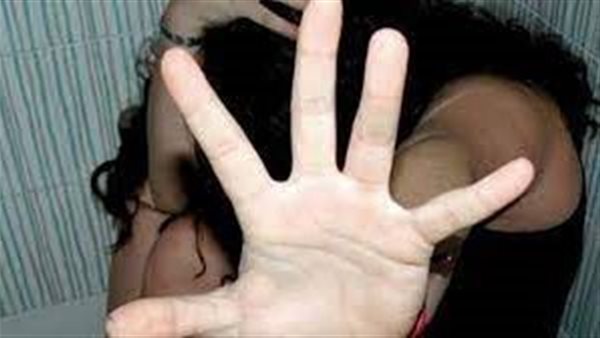 عاشرها كرها لمدة 8 سنوات.. تفاصيل تأجيل محاكمة أب متهم بهتك عرض ابنته بالشرقية