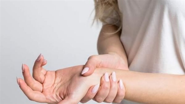 ابعد عن الطريقة الغلط..أسباب تنميل اليدين عند النوم